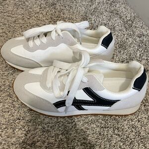 Women’s tennis shoes